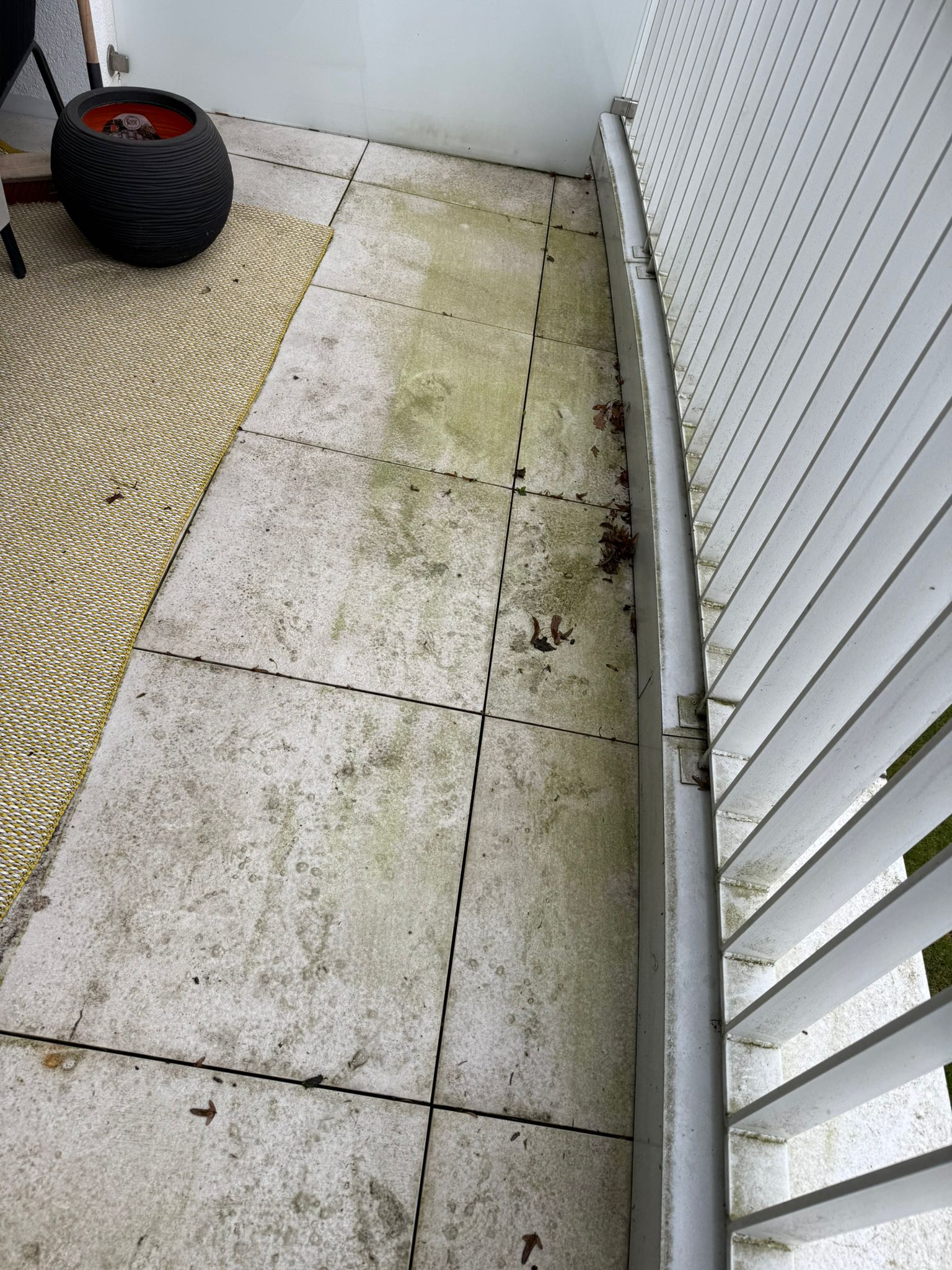 Balkon in Stockelsdorf vor der Reinigung