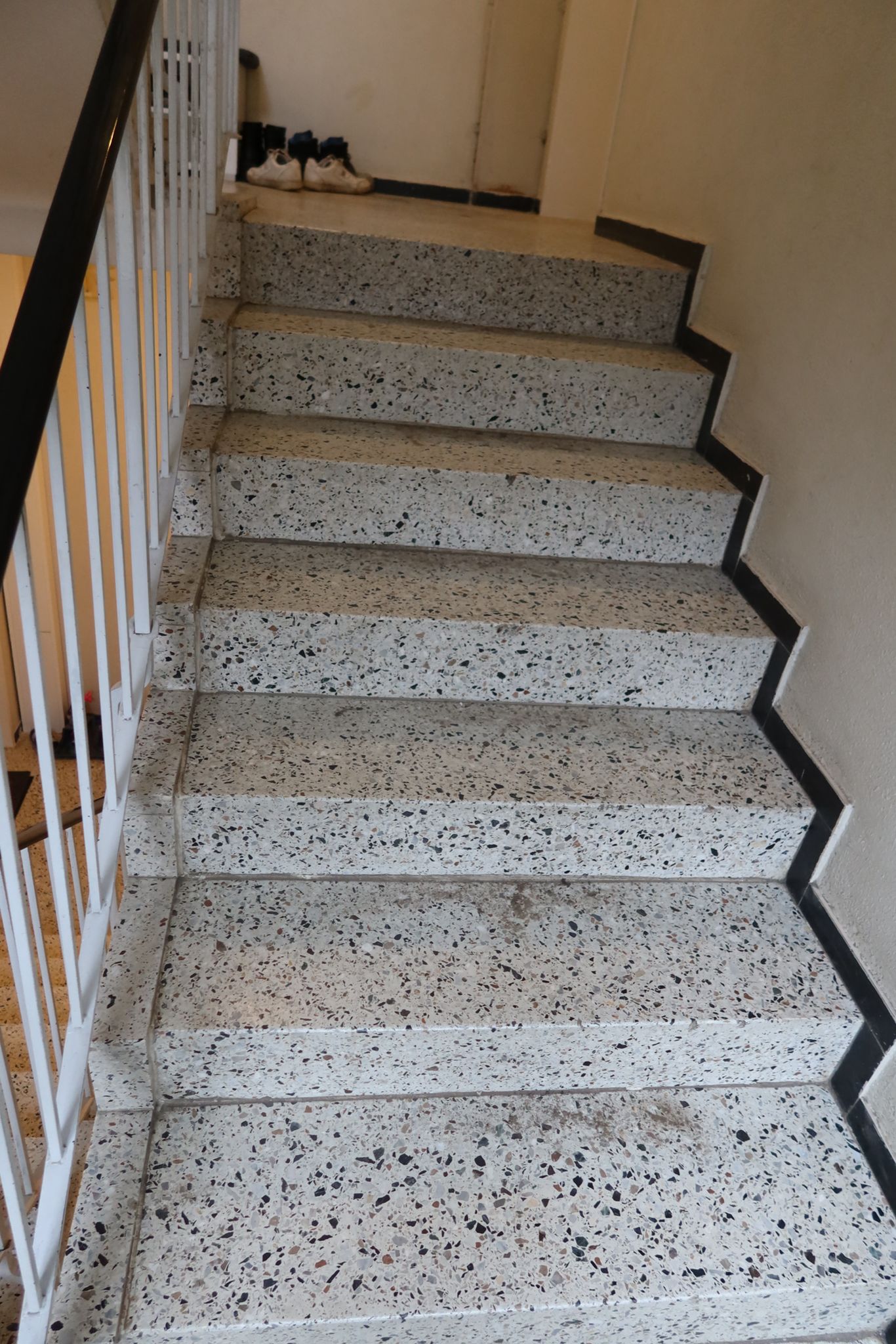 Treppenhaus in Lübeck vor der Reinigung